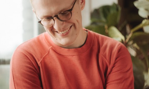 Floating Points, il nuovo singolo 'LesAlpx' disponibile da oggi in digitale e il 12 luglio anche in vinile.